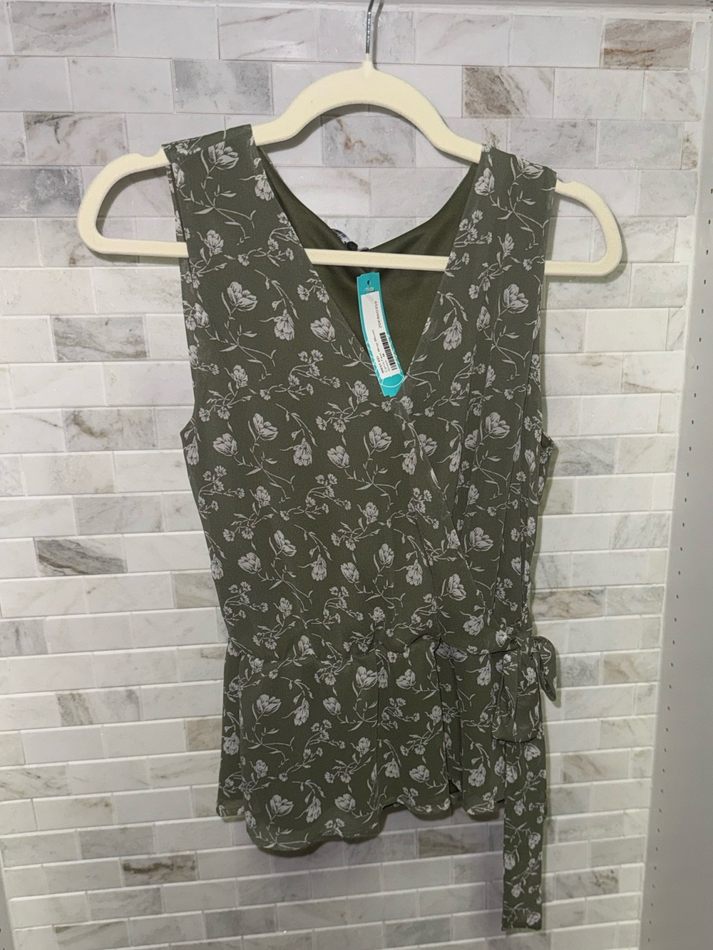 West Kei Green Floral Wrap Peplum Blouse Sleeveless V-Neck Top Medium Women's